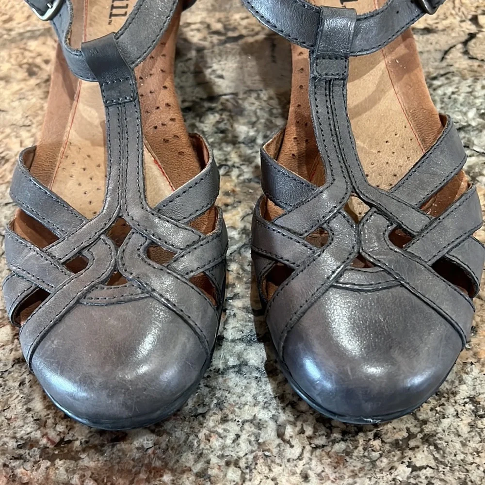 Cobb Hill by New Balance Gray Leather T-Strap Block Heel Sandals